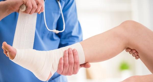 Bandage de crêpe pour le soin postopératoire