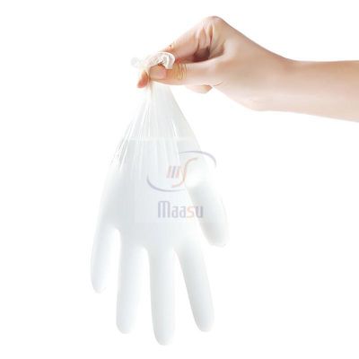 Le ménage saupoudrent les gants clairs libres de vinyle pour le nettoyage de service de traiteur
